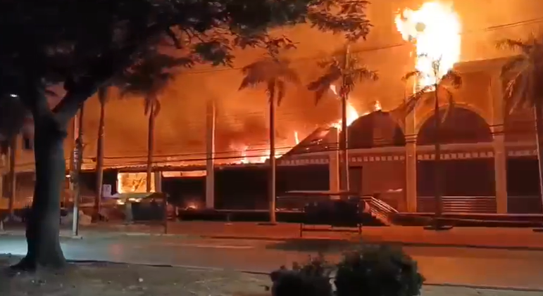 Shopping Popular de Cuiabá pega fogo e fica destruído; Vídeos