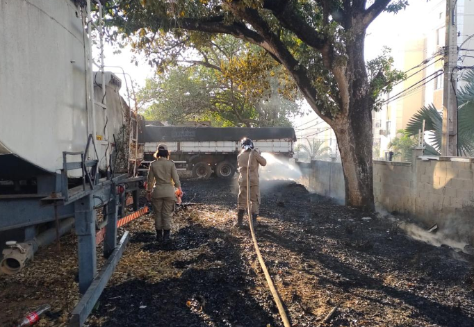 Bombeiros extinguem incêndio de veículos em Cuiabá