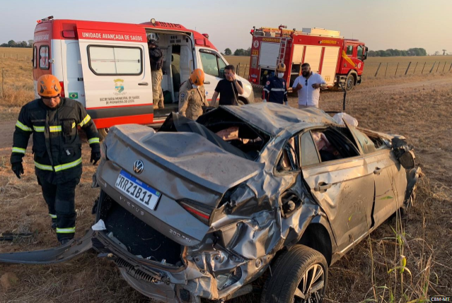 Carro capota na BR-070; Bombeiros são acionados