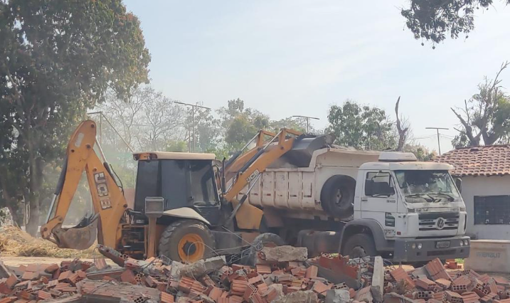 Três homens detidos por construção no Jardim dos Ipês