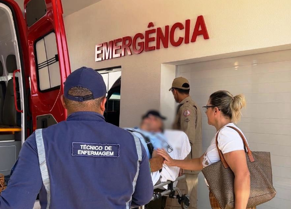 Idoso cai de telhado com 2,5 metros de altura