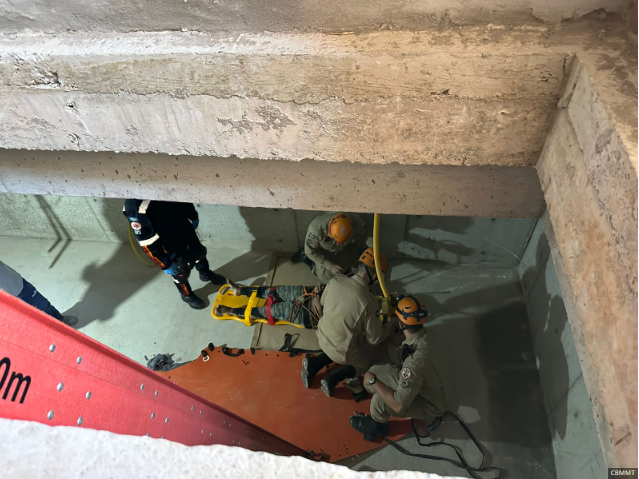 Mulher cai em fosso de obra em residencial de Cuiabá