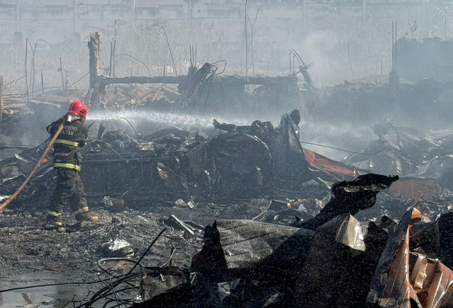 Bombeiros combatem incêndio em empresa de reciclagem