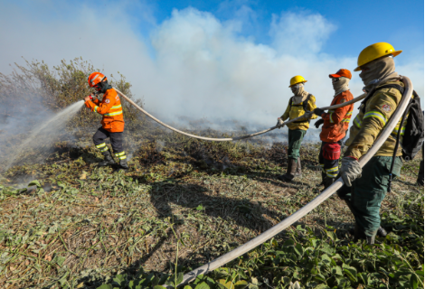 Corpo de Bombeiros extingue incêndio em Cuiabá