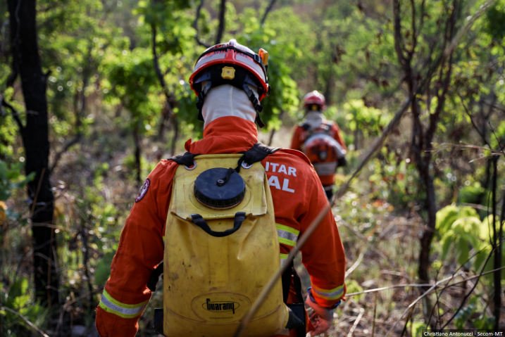 Bombeiros combatem incêndio na Estrada da Guia