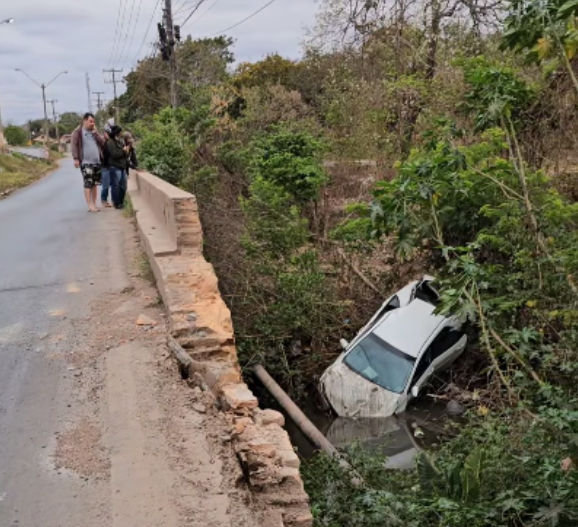 Condutor cai com carro no Ribeirão da Ponte, Cuiabá