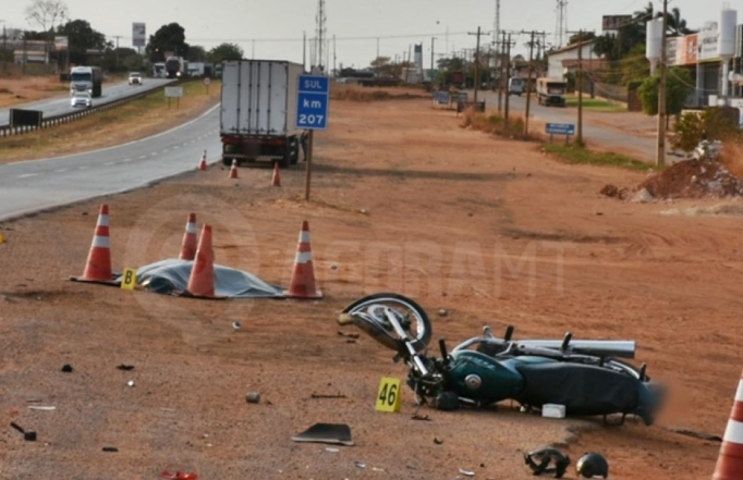 Motociclista perde a vida após bater em caminhão