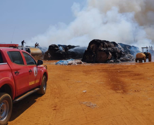 Bombeiros combatem incêndio em 1,4 mil rolos de algodão