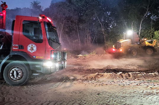 Bombeiros combatem incêndio em vegetação em Campo Verde