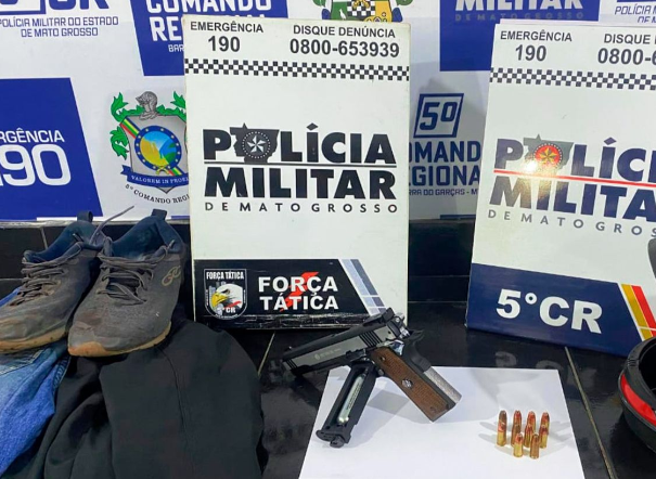 Dupla é presa pela PM com simulacro de arma e munições