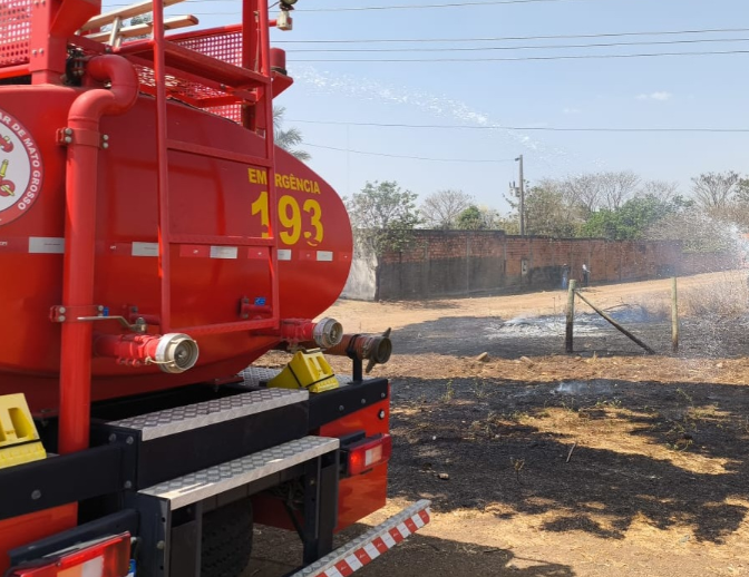 Bombeiros combatem incêndio às margens da MT-130