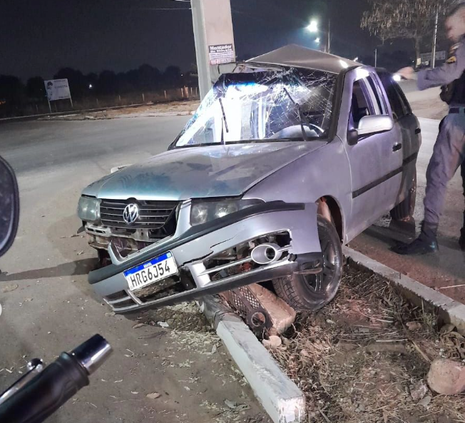 Carro bate em poste na av. das Torres, em Cuiabá