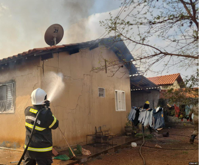 Bombeiros combate incêndio em residência em Poconé