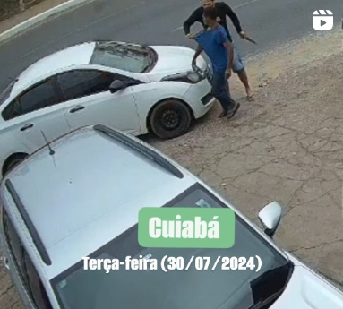 Homem parte pra cima de dois e leva pedrada no carro; Vídeo