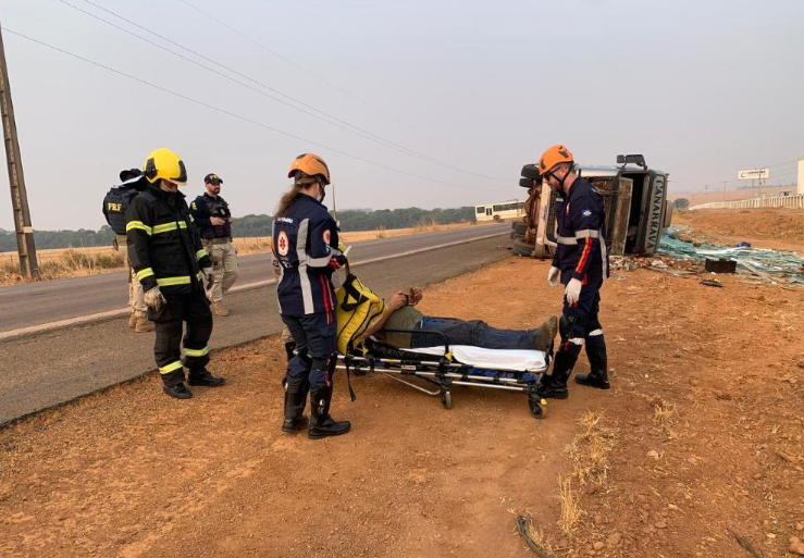 Motorista perde controle de carreta e tomba em rodovia