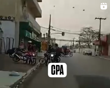 Motoboys fazem buzinaço após demora no CPA II; Vídeo