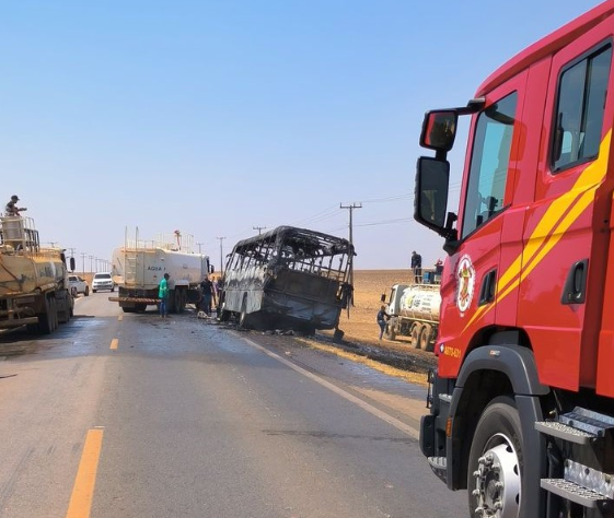 Bombeiros apagam incêndio em ônibus na MT-242