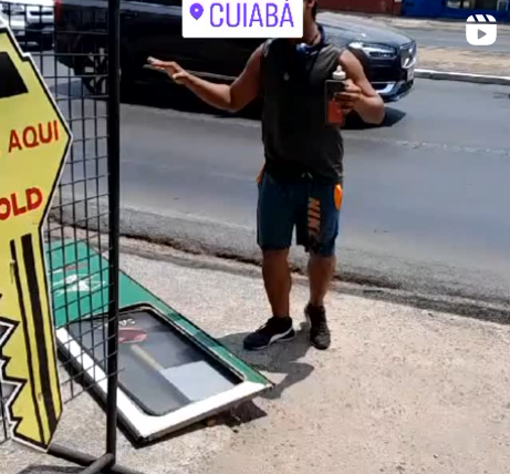 Porta de ônibus cai em avenida no Centro de Cuiabá; Vídeo