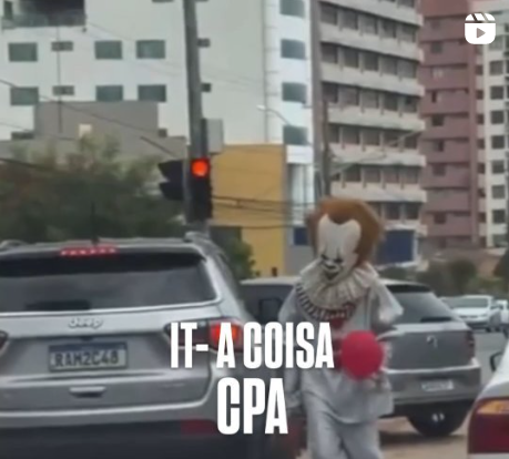 Personagem de filme de terror na av. do CPA; Vídeo