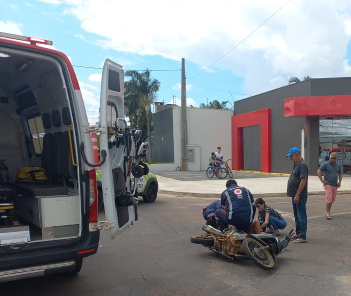 Bombeiros atendem vítima de acidente entre moto e carro