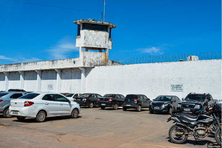 25 celulares escondidos em garrafa térmica na PCE