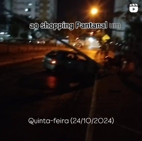 Carro bate e quebra poste atrás de shopping; Vídeo