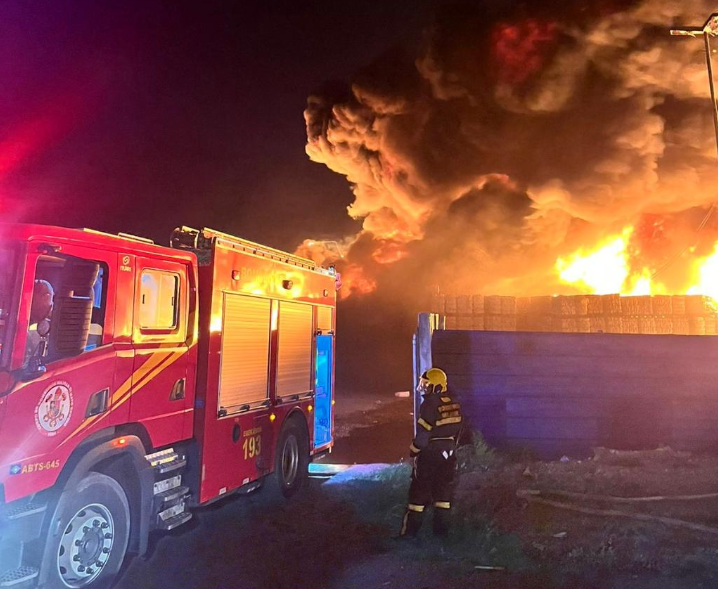 Bombeiros leva 22 horas para combater incêndio em Cuiabá