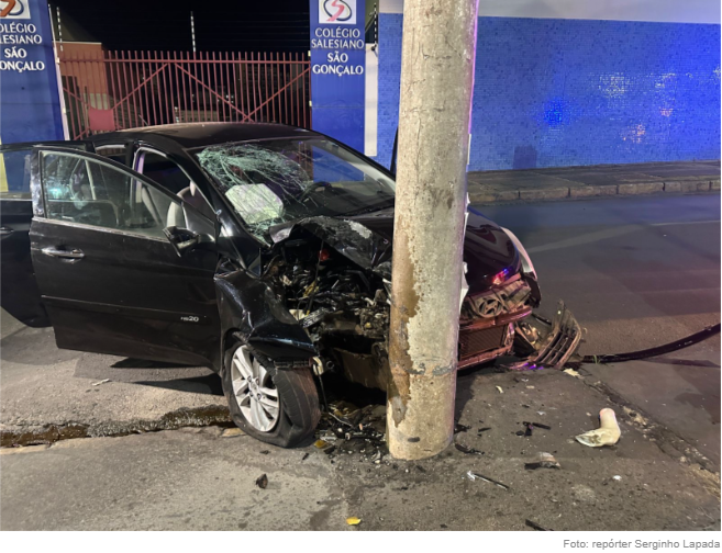 Jovem sem CNH e alcoolizado bate carro contra poste