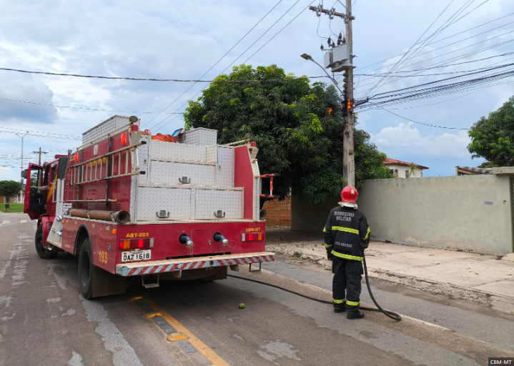 Bombeiros combatem incêndio em poste de energia