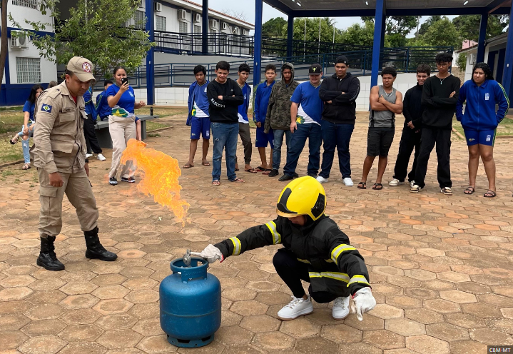 Bombeiros realizam palestra sobre incêndio em escola de MT