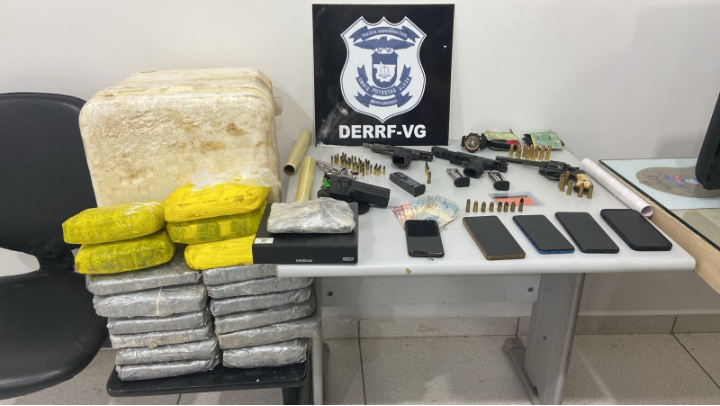 Polícia prende criminosos com drogas e 4 armas de fogo