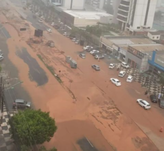 Chuva alaga vias em Cuiabá; Av. do CPA vira lama; Vídeos