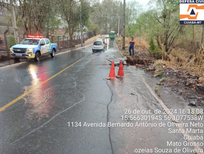 Chuvas causam erosão no solo no bairro Santa Marta