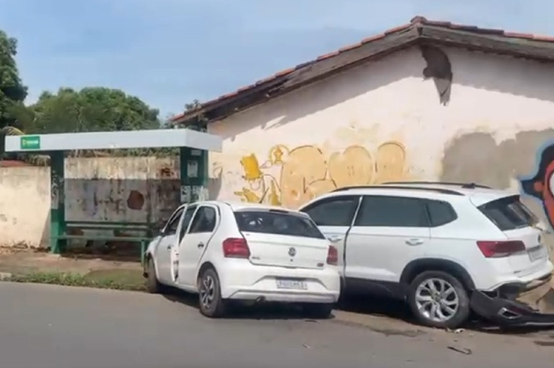 Carro bate em outro e atinge moto no CPA III; Vídeo