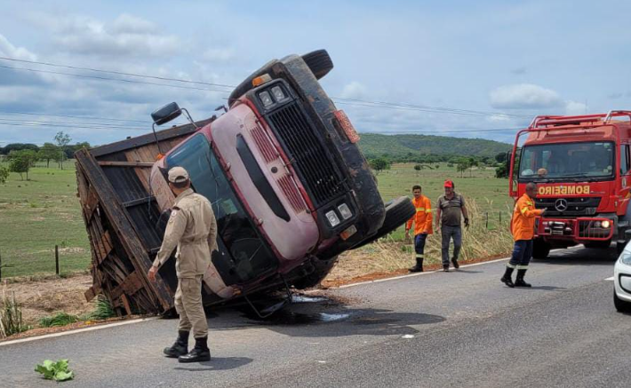 Caminhão tomba MT-040 e derrama óleo na pista