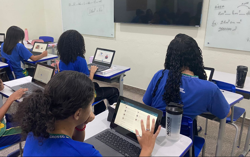 Alunos estão proibidos de usar celular em sala de aula