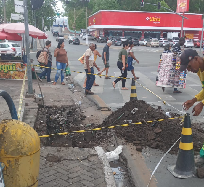 Trabalhadores realizam limpeza de mais de 20 bueiros