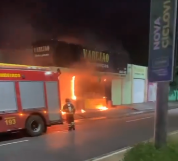 Loja pega fogo na av. do Trabalhadores, no Planalto; Vídeo