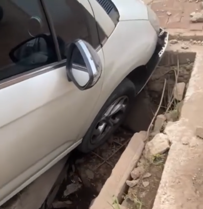 Carro cai em bueiro no bairro Jd. Aclimação; Vídeo