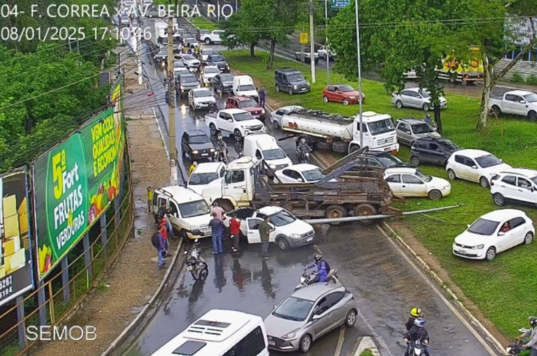 Caminhão perde freio e atinge carros em Cuiabá; Vídeos